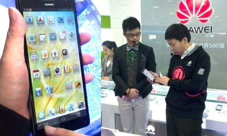 Un représentant de Huawei montre le Ascend Mate (smartphone 6,1...