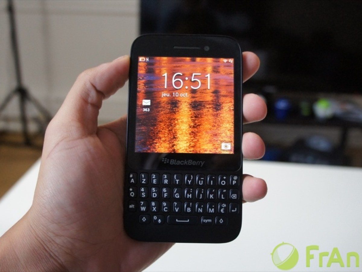 Test du BlackBerry Q5, le milieu de gamme du canadien avec clavier physique