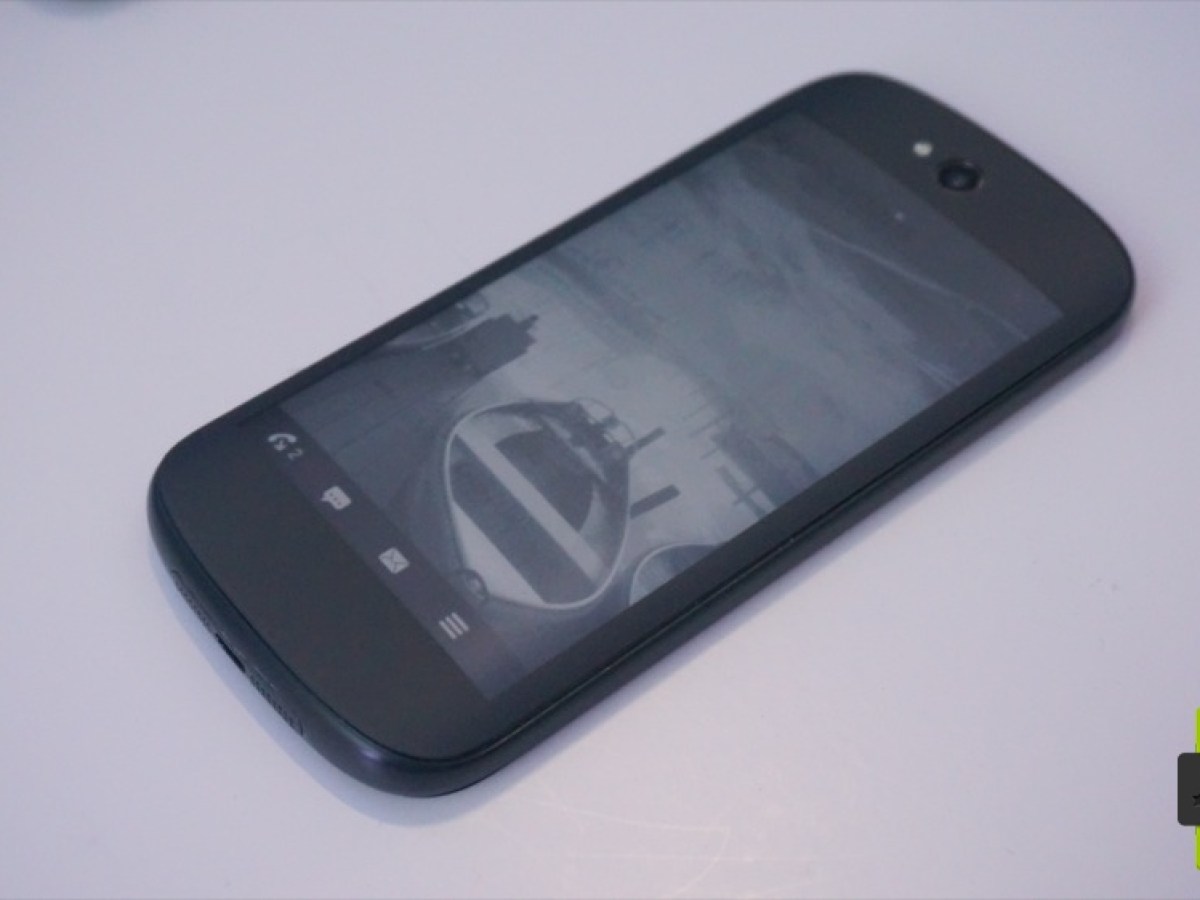 Prise en main du YotaPhone de 2e génération : quand l’écran e-Ink devient tactile
