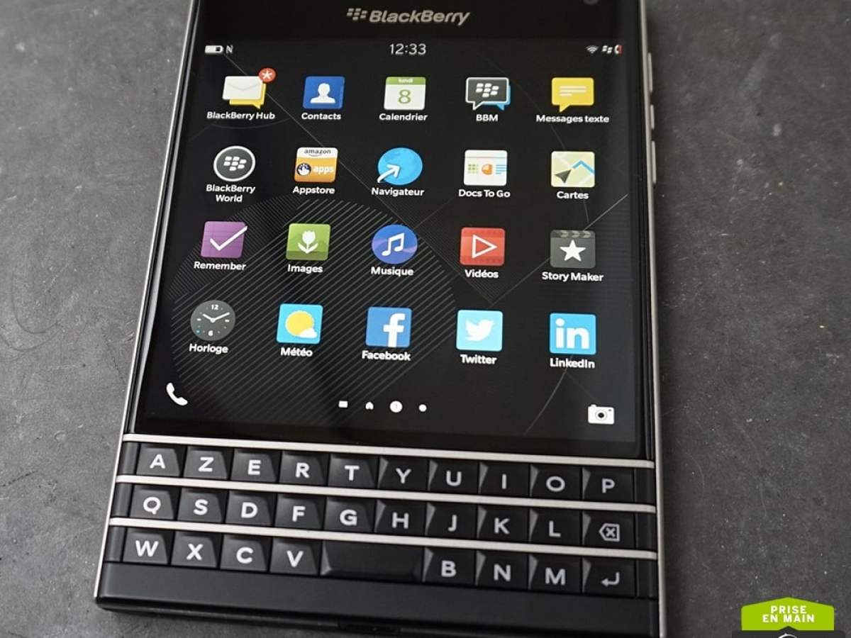 Prise en main du Blackberry PassPort, le smartphone carré