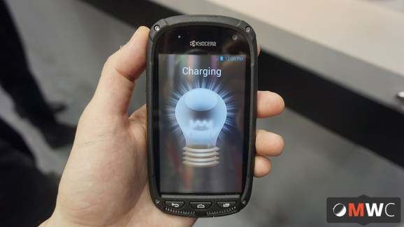Aperçu du Kyocera Solar Phone, le smartphone à écran photovoltaïque