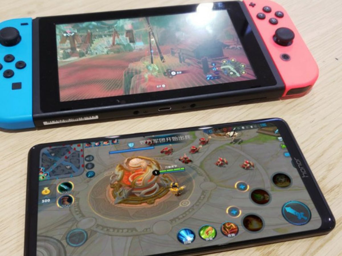 Le Honor Note 10 et son grand écran apparaissent en photos à côté de la Nintendo Switch