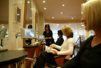 EMI veut séduire les demoiselles dans les salons de coiffure