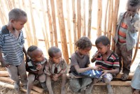 Des enfants illettrés s'éduquent seuls avec une tablette !