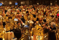 Ai Weiwei dérange avec une performance mêlant selfies et crise des réfugiés