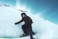Un skieur fait des merveilles sur les pistes avec un iPhone au bout d'un...