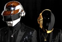 Un développeur joue du Daft Punk avec des lignes de code