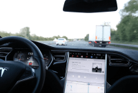 Tesla en négociation avec les majors pour lancer son service de streaming musical ?