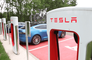 Tesla met fin à l'accès gratuit à vie aux Superchargers