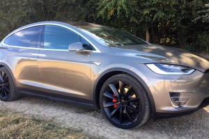 Le propriétaire d'un Model X accidenté blâme l'Autopilote, Tesla se défend