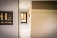 Yelp prend parti pour les transgenres en indiquant les toilettes neutres