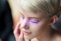 Ces faux cils lumineux font un carton sur Kickstarter