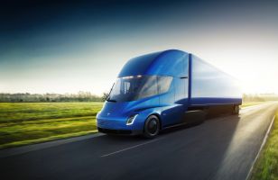 Tesla Semi : le géant Daimler doute des performances du camion électrique