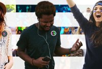 Cette broche équipée accessoirise vos habits... avec des GIF
