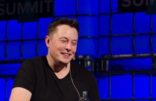 Tout juste licenciés, des employés de Tesla chantent les louanges d'Elon Musk