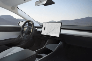 Tesla Model 3 : à quoi sert la caméra intérieure fixée sur le rétroviseur...