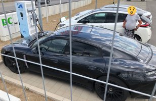 La Taycan électrique est déjà testée sur route, mais Porsche la cache bien