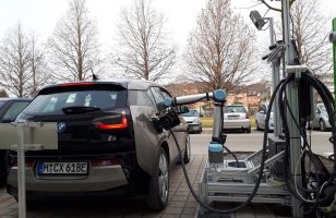 Le futur arrive : cette pompe robot recharge votre voiture électrique