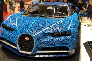 Le secret de la Bugatti Chiron en LEGO ? 2 300 moteurs en plastique