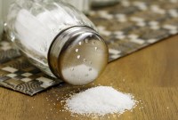 Quand vous salez vos plats, vous saupoudrez aussi votre nourriture de plastique