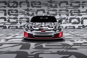 Audi tease sa nouvelle sportive électrique inspirée de la Porsche Taycan