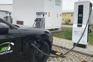 Ce nouveau chargeur rapide de voiture électrique est 3,5 fois plus puissant que ceux...