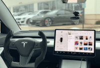 À quoi ressemble l'intérieur d'une Tesla Model 3 avec un volant de course ?
