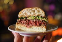 On a testé l’Impossible Burger 2.0, le steak haché vegan qui veut sauver le...