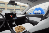 Tesla démontre l'efficacité de son Mode Sentinelle avec... une peluche du Cookie Monster