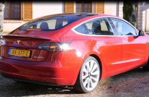 Tesla admet que certaines Model 3 ont un problème avec le pare-choc arrière