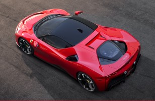 En attendant un bolide 100 % électrique, Ferrari dévoile une hybride rechargeable