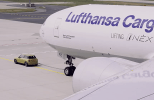 Pour son premier aperçu vidéo, la Mini électrique tracte... un avion