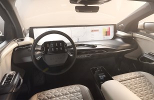 Byton dévoile l'intérieur définitif de sa M-Byte : l'écran géant devant le pare-brise est...