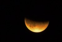 Vous avez loupé l'éclipse partielle de Lune hier ? Voici les plus belles photos