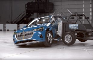 Crash-test : l'Audi e-tron est jugé plus sûr que la Tesla Model S