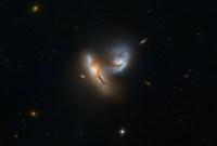 Ces deux galaxies mènent une danse endiablée qui aboutira probablement à leur fusion