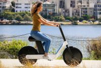 Bienvenue dans le futur avec cette mobylette électrique ultra-minimaliste