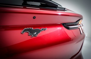 Ford baisse déjà le prix du Mach-E électrique pour battre Tesla