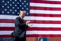 Trump relaie une vidéo où un homme acclame la suprématie blanche, avant de se...