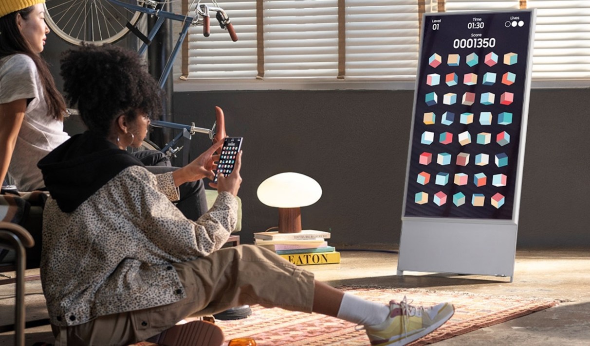 On a testé la « télé des millenials », le téléviseur pivotant qui ne sert à rien