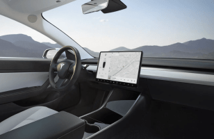 Tesla Model 3 : à quoi sert la caméra intérieure fixée sur le rétroviseur...