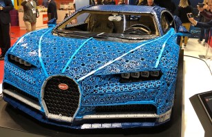 Le secret de la Bugatti Chiron en LEGO ? 2 300 moteurs en plastique