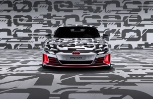 Audi tease sa nouvelle sportive électrique inspirée de la Porsche Taycan