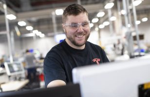 Pourquoi Tesla licencie 7 % de ses effectifs après avoir réalisé sa meilleure année