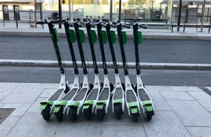 Des trottinettes électriques en libre-service qui se rangent toutes seules : le nouveau pari...