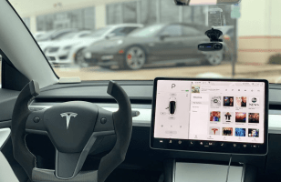 À quoi ressemble l'intérieur d'une Tesla Model 3 avec un volant de course ?