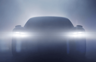 Porsche tease sa Taycan 100 % électrique en nous aidant à bien prononcer son...