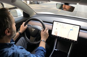 Tesla peut savoir si vous regardez votre smartphone quand l’Autopilot est activé