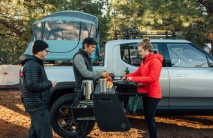 Comment Rivian compte concurrencer Tesla sur les bornes de recharge