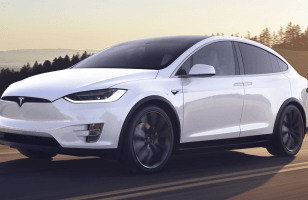 Des voitures Tesla qui accélèrent toutes seules ? « Complètement faux », se défend...